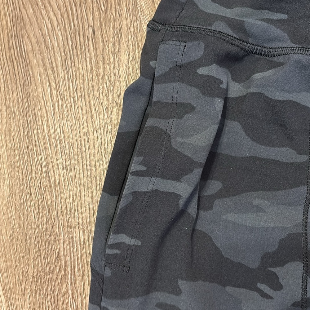 Athleta Salutation Camo Jogger.size M. - Picture 5 of 8